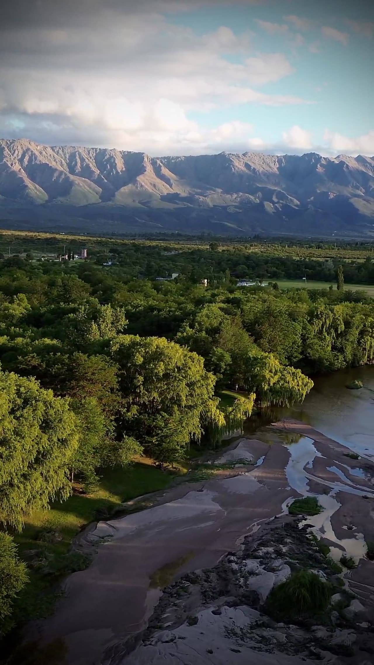 El Río Los Sauces desde el aire, con las sierras de fondo