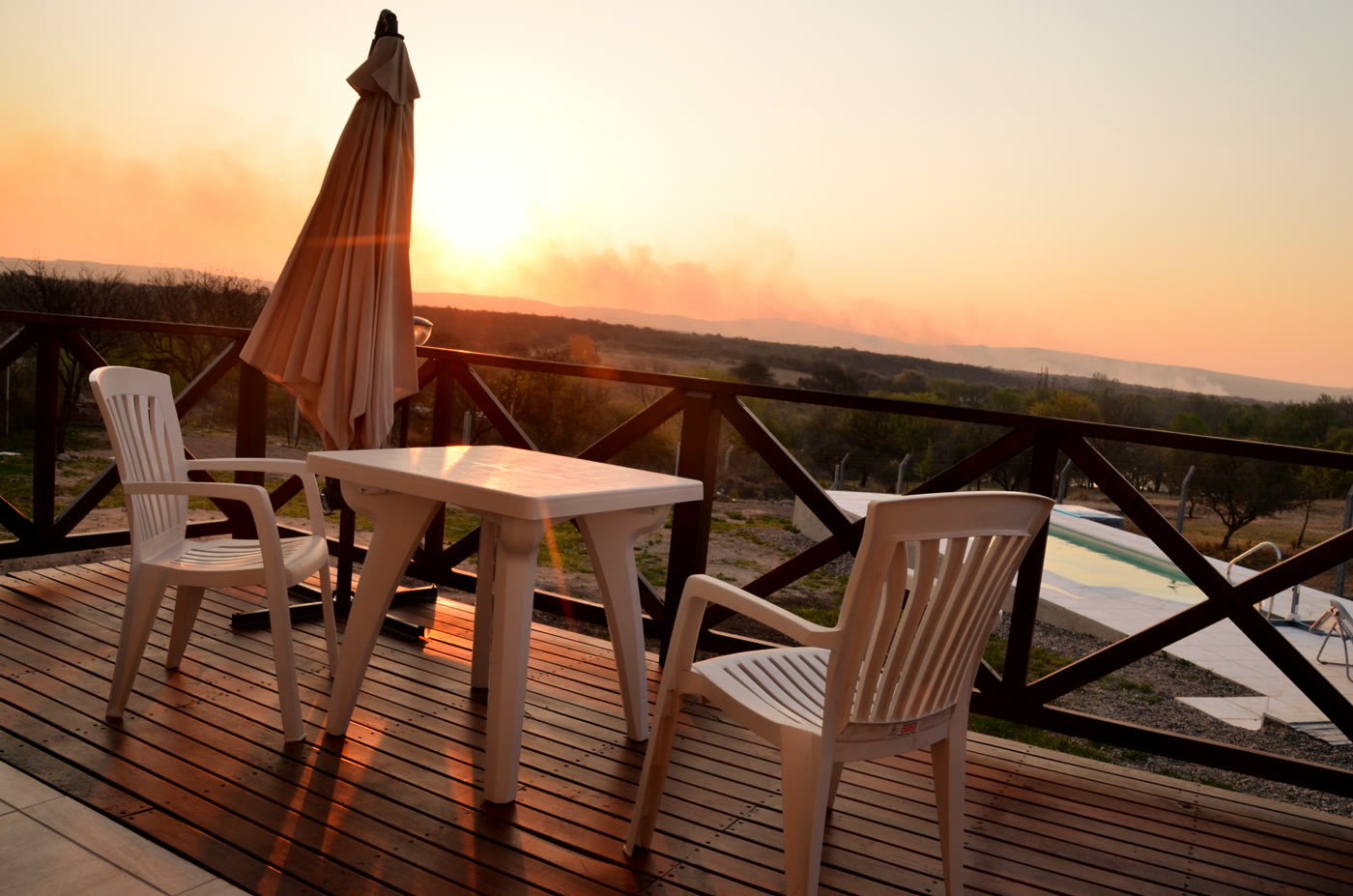 Deck de la suite y jardín del predio