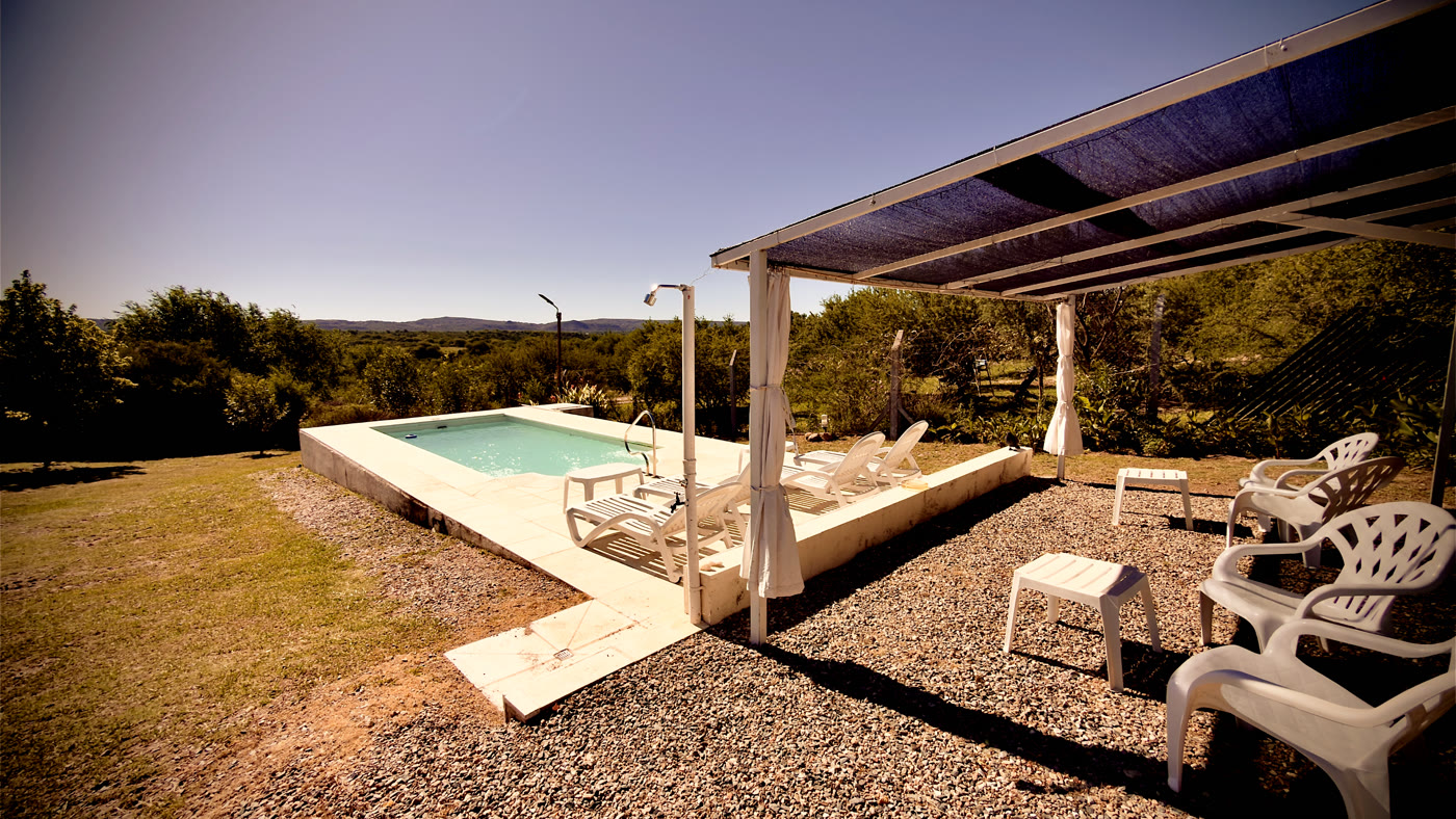 Pileta con pérgola y vista a las sierras