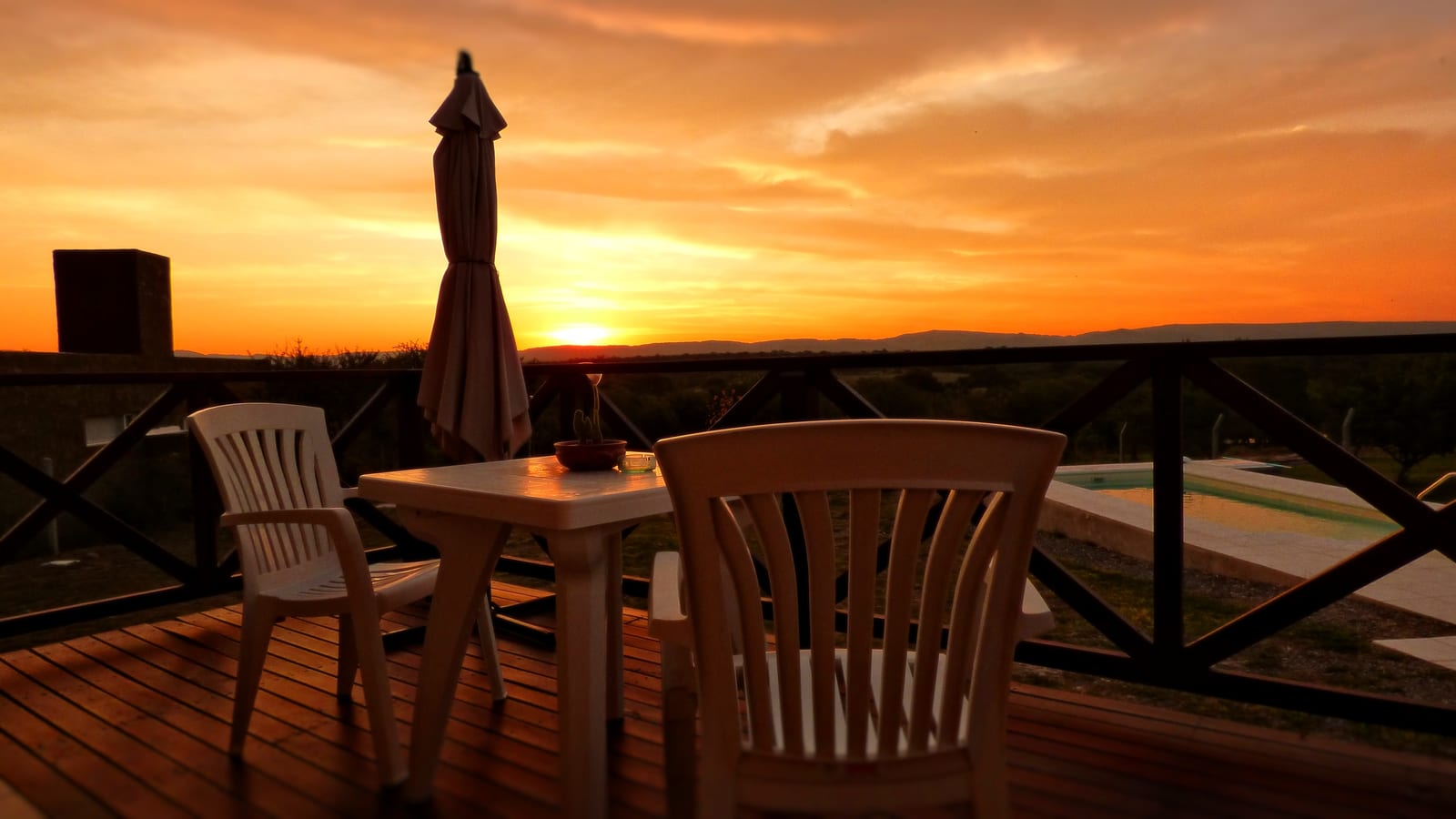 Deck privado con vista al atardecer serrano