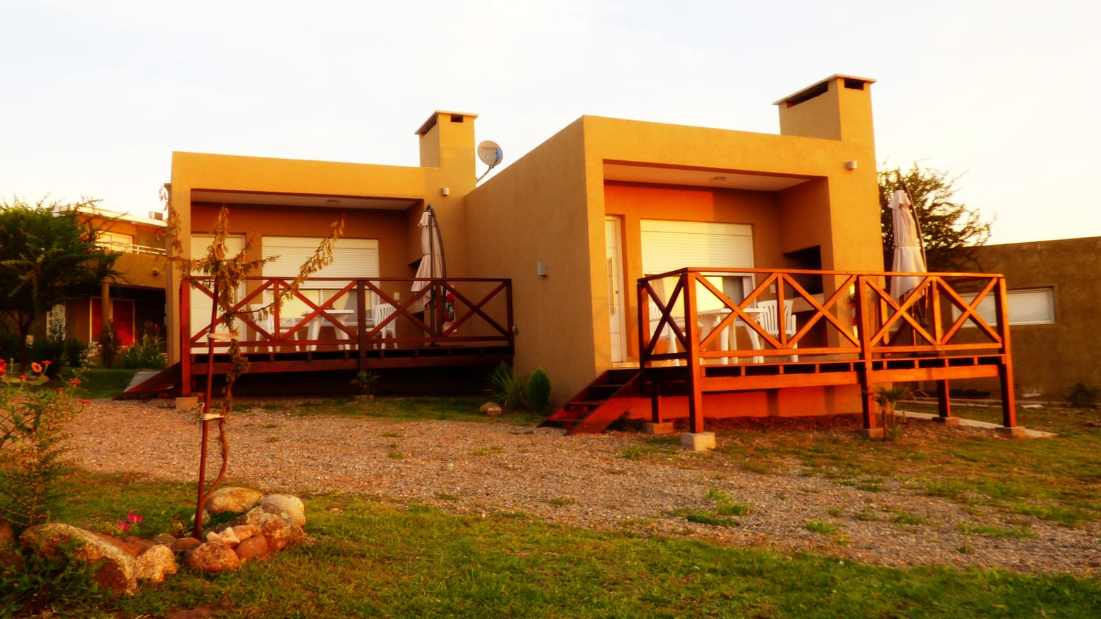 Exterior de una suite al atardecer