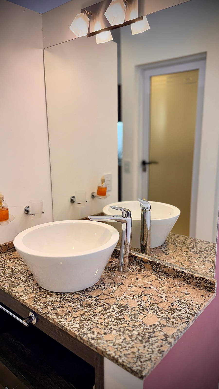 Baño de la suite con doble bacha