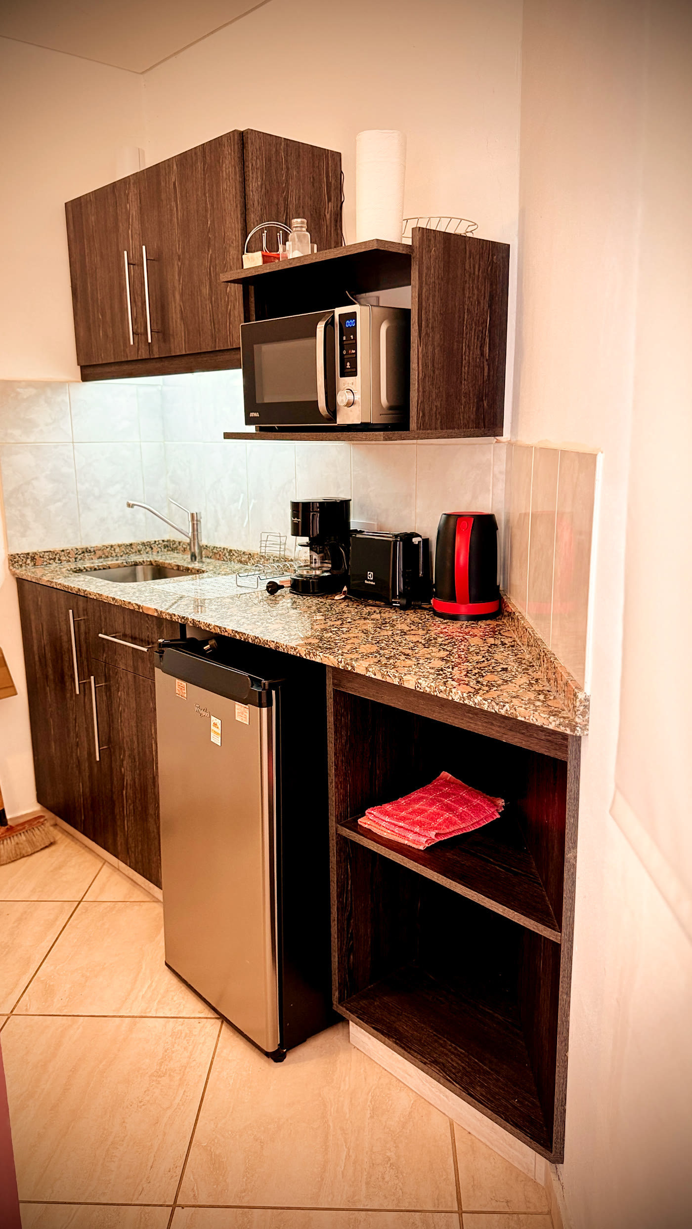 Cocina equipada con cafetera y microondas