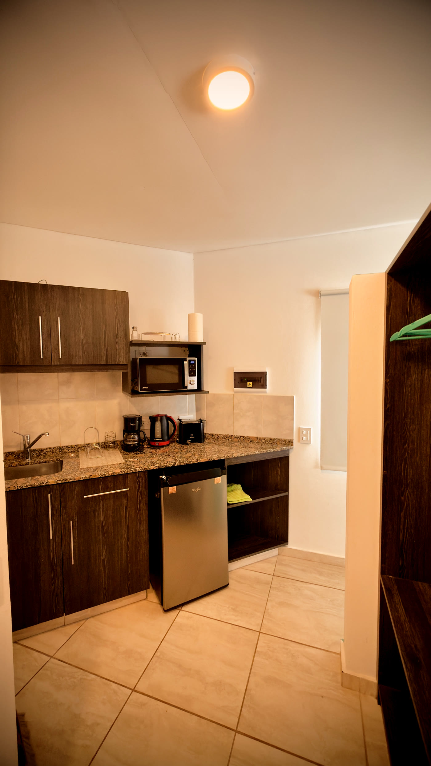 Kitchenette completa con heladera bajo mesada