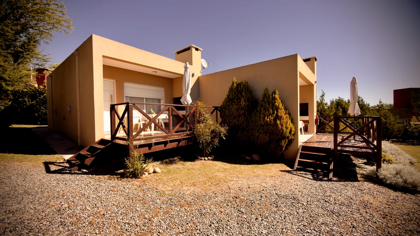 Suite con su deck privado en luz dorada