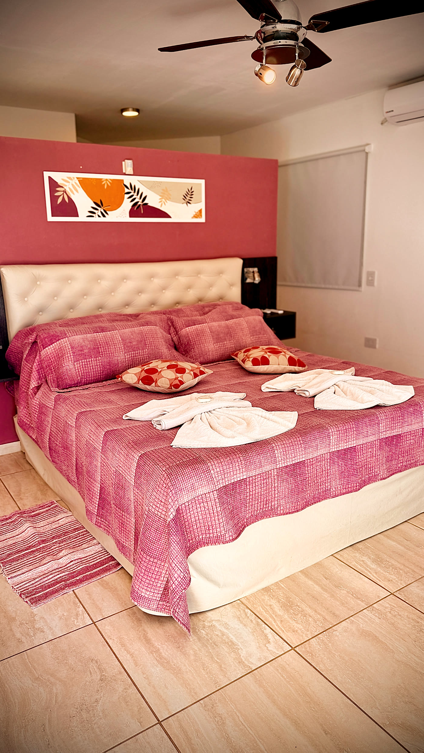 Suite con cabecera capitoné y ropa de cama premium
