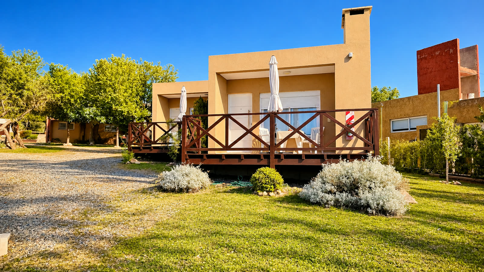 Las dos suites y el parque con el pasto verde